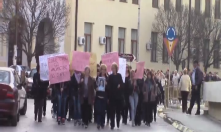 Жените од Радовиш синоќа на протест.Го кренаа своjот глас против насилството врз жената.