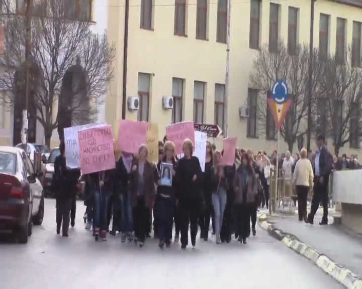 Жените од Радовиш синоќа на протест.Го кренаа своjот глас против насилството врз жената.