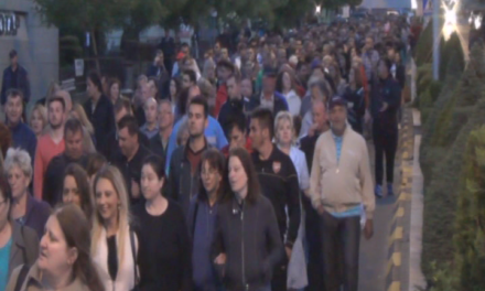 Градските улици и синоќа преполни со народ.5ти ден протестираа и бараа повлекување на одлуката на  Претседателот Иванов  за аболиција, но бараат и повлекување на одлуката за избори на 5 ти Јуни.