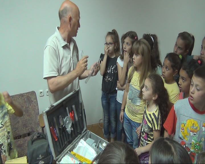 3-то одделенците од ООУ Никола Вапцаров,,денеска на гости во СВР- Струмица